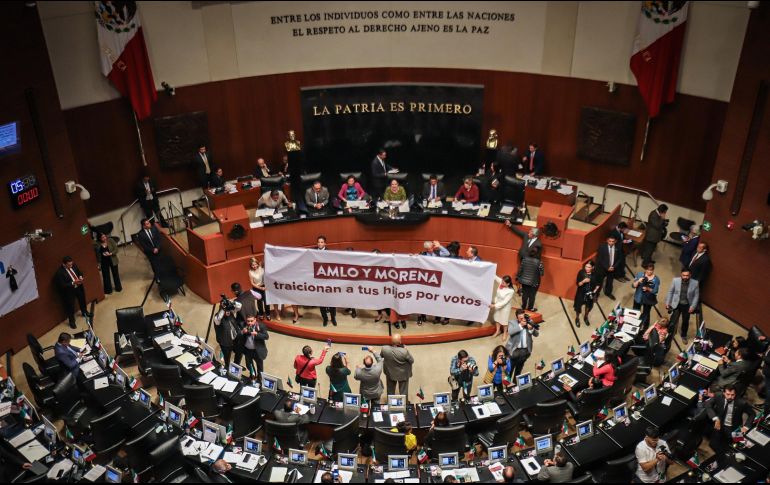 Los panistas protestaron con un carteles con las leyendas 