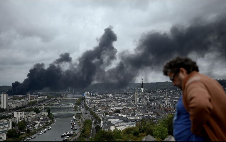 El incendio inició en un almacén de Lubrizol, una fábrica de aditivos para aceites, combustibles y pinturas industriales. AFP / P. Lopez