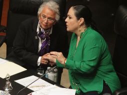 Olga Sánchez Cordero (i) se presentó para comparecer ante el pleno del Senado como parte de la glosa por el Primer Informe de Gobierno del Presidente Andrés Manuel López Obrador. NTX/G. Durán
