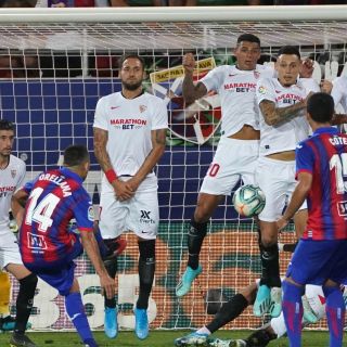 Sin "Chicharito", Sevilla cae ante Eibar