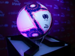 La Liga MX y Ascenso MX unieron esfuerzos con la marca Voit para dar a conocer el esférico que se caracteriza por sus vivos rosas y azules. Imago7