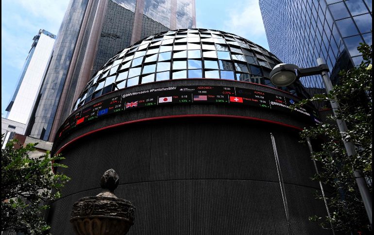 Los mercados accionarios presentan movimientos mixtos, recuperando ligeramente el terreno perdido durante la semana. AFP / ARCHIVO