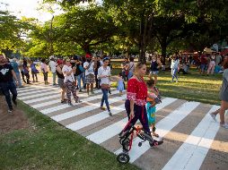 Locales y turistas caminan por un paso peatonal que recuerda el cruce de Abbey Road, en La Habana. EFE/Y. Zamora