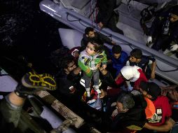 Buques y aeronaves de rescate de la agencia Frontex participaron en las labores de emergencia. AP/P. Giannakouris