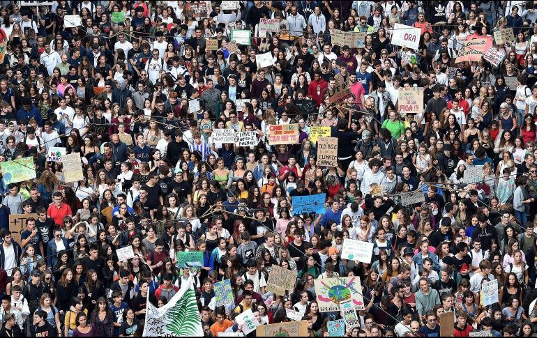 Durante la procesión, se instó a los políticos de todo el mundo a actuar ante la emergencia climática. EFE/A. Di Marco