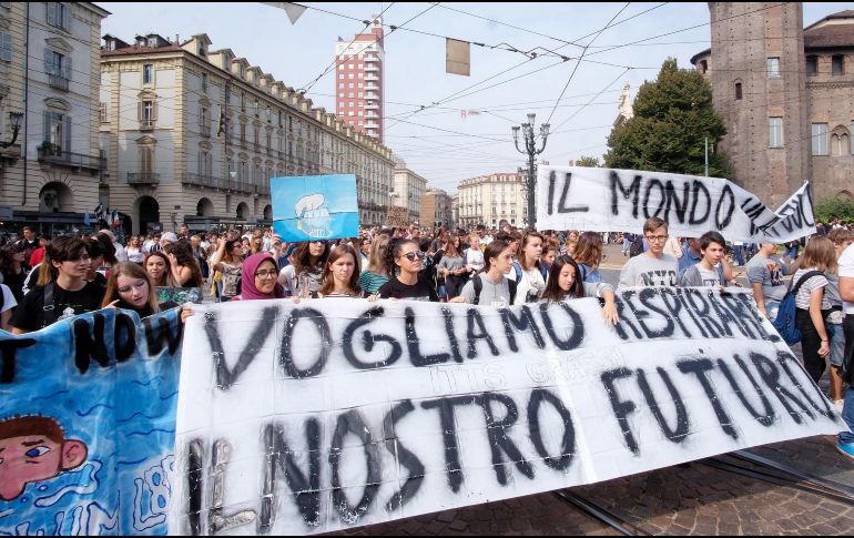 Durante la procesión, se instó a los políticos de todo el mundo a actuar ante la emergencia climática. EFE/A. Di Marco