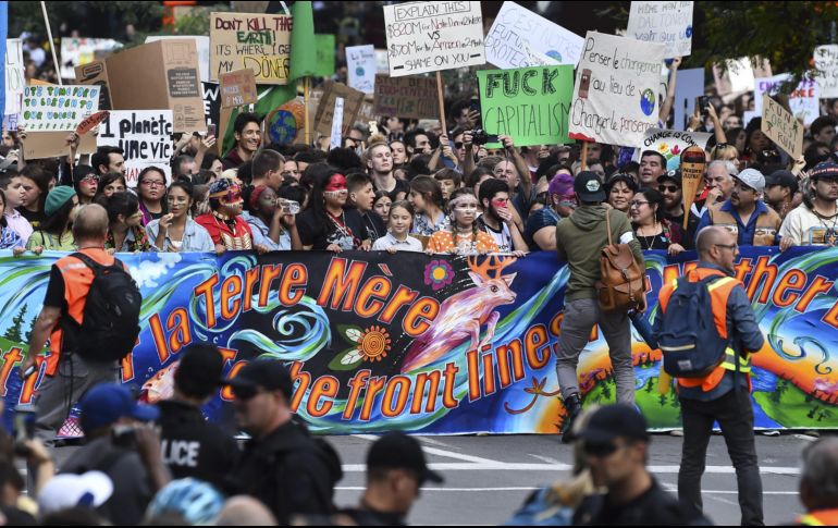 La marcha multitudinaria arrancó a primera hora de la tarde en el centro de la capital de Quebec, en medio de una atmósfera festiva. AFP/M. Panagiotakis
