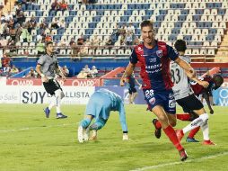 Federico Rasmussen celebra tras batir al portero Felipe López, de Leones Negros. ESPECIAL/@Atlante