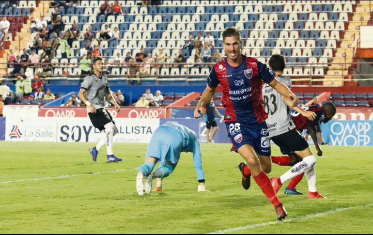 Federico Rasmussen celebra tras batir al portero Felipe López, de Leones Negros. ESPECIAL/@Atlante