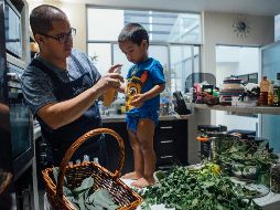 Norberto, vecino de la colonia La Experiencia, en Zapopan, aplica a su hijo Darío el repelente orgánico que él mismo fabrica y que entrega por distintos puntos de la metrópoli. EL INFORMADOR/G. Gallo