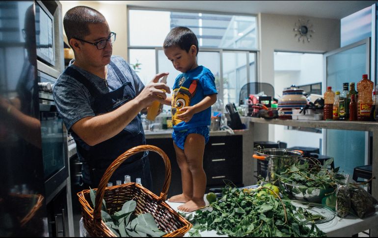 Norberto, vecino de la colonia La Experiencia, en Zapopan, aplica a su hijo Darío el repelente orgánico que él mismo fabrica y que entrega por distintos puntos de la metrópoli. EL INFORMADOR/G. Gallo