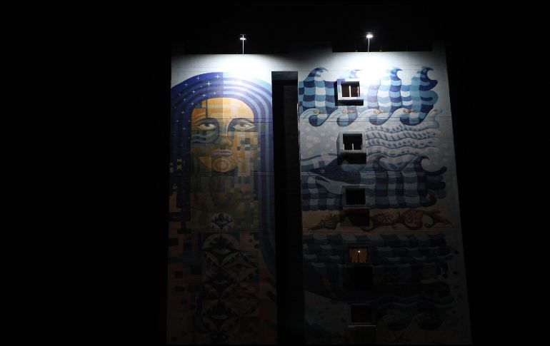 En la obra, una mujer representa al agua con fauna acuática. EL INFORMADOR/E. Barrera