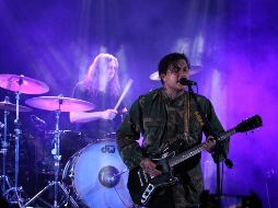 Ante la expectativa de los fanáticos que acudieron al recinto, el grupo apareció poco después de las 22:00 horas y tras un breve mensaje inició un show en el que reinaron la nostalgia y la novedad. ESPECIAL / H. Navarro