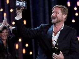 El director Paxton Winters se comunica por videollamada con varios habitantes de la favela donde se filmó la cinta para comunicarles del premio. EFE/J. Herrero