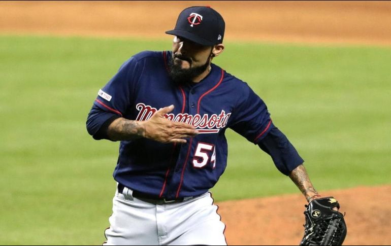 Romo entró en la octava entrada por Tyler Duffey y luego abandonó el montículo para dar paso a Taylor Rogers. TWITTER / @LMPbeisbol