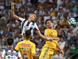 Rogelio Funes Mori (i) de Rayados de Monterrey disputa el balón con Carlos salcedo (d) de Tigres este sábado. EFE/M. Sierra