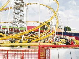 Socorristas de distintas corporaciones trabajan en la zona donde un carro del juego mecánico cayó alrededor de 10 metros. EL UNIVERSAL