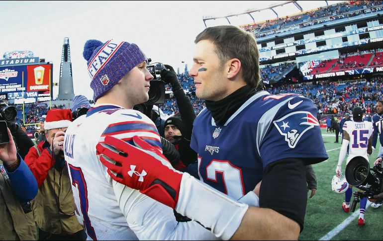 Josh Allen (izq.) ha comandado a los Bills a un inicio de 3-0; sin embargo, hoy a mediodía tendrá enfrente a Tom Brady y los Patriots. AFP