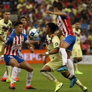 Amaury Vergara da apoyo a su plantilla y técnico