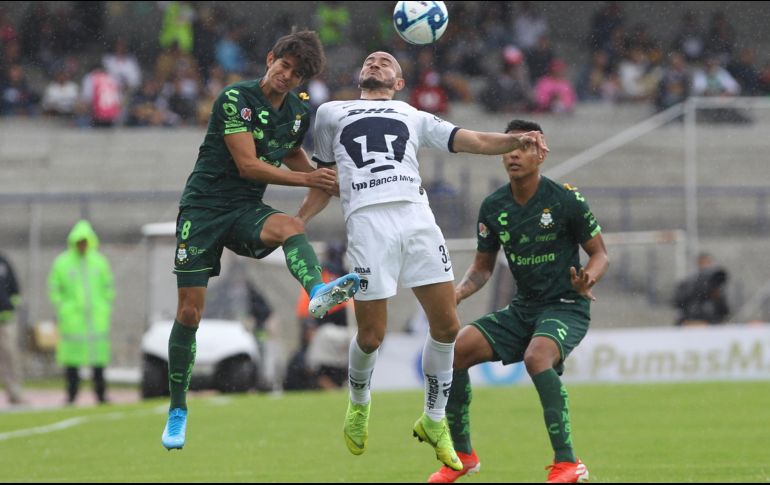 Acción del partido entre Pumas y Santos en el estadio Olímpico Universitario. EFE / M. Guzmán