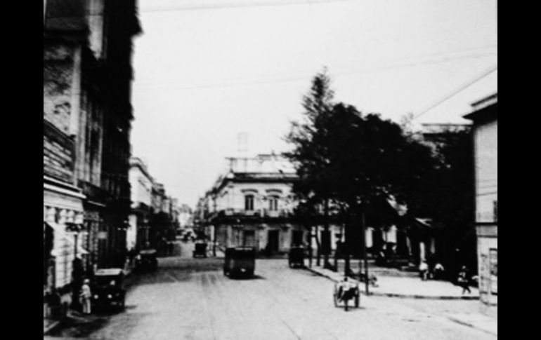 La urbe tapatía contó con una intensa vida de ciudad al estilo europeo. Esta imagen nos deja ver el movimiento y elegancia de los transeúntes por Avenida San Francisco, un mediodía cualquiera con tiendas de lujo y firmas de abogados. CORTESÍA / F. Partida