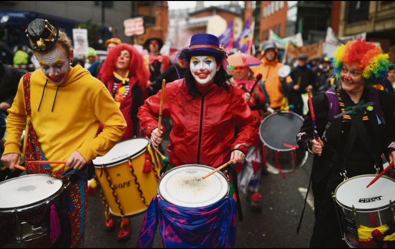 Ciudadanos se disfrazaron de payasos para protestar contra el Gobierno de Boris Johnson. AFP