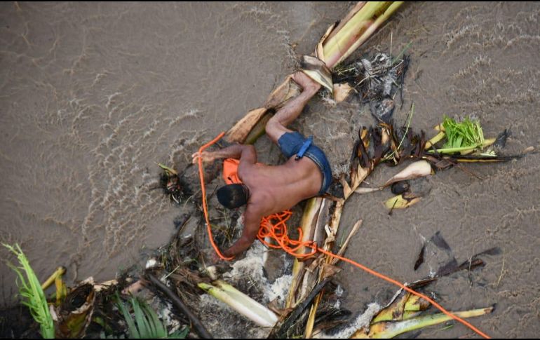 El Grupo Aéreo Fénix realizó las labores de rescate a bordo de un helicóptero de la Secretaría de Seguridad de Jalisco. ESPECIAL/UEPCBJ