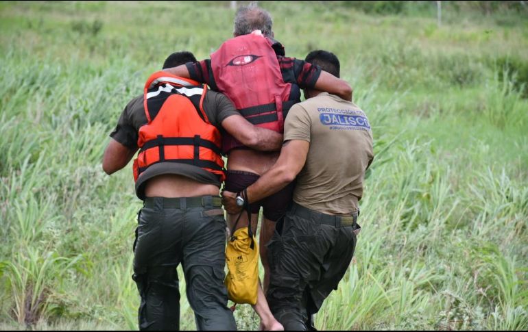 El Grupo Aéreo Fénix realizó las labores de rescate a bordo de un helicóptero de la Secretaría de Seguridad de Jalisco. ESPECIAL/UEPCBJ