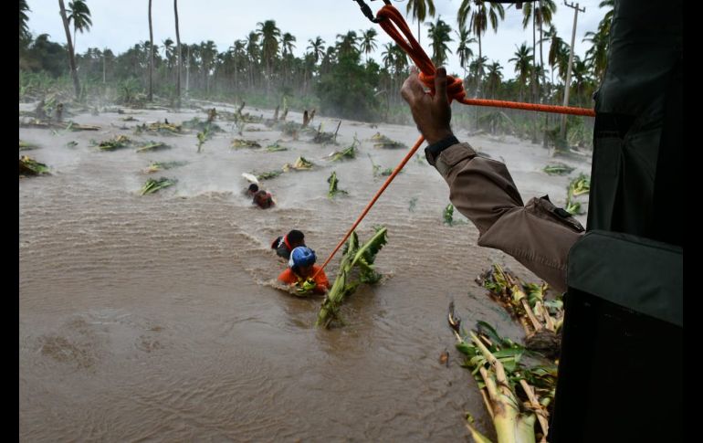 Personal de Protección Civil estatal realizó el rescate de dos hombres en la comunidad de El Rebalse. TWITTER@PCJalisco