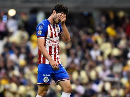 Antonio Briseño se fue expulsado en el Clásico Nacional tras una dura entrada a Giovani Dos Santos. Imago7 / ARCHIVO