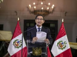 Fotografía cedida por al Agencia Andina que muestra al presidente de Perú, Marín Vizcarra, mientras anuncia la disolución del Congreso, este lunes en Lima. EFE/AGENCIA ANDINA