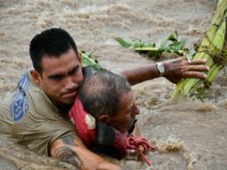 Los elementos de la Unidad Estatal de Protección Civil y Bomberos Jalisco rescataron a seis personas que fueron arrastradas por la creciente del río Marabasco, en Cihuatlán. FACEBOOK/EnriqueAlfaroR