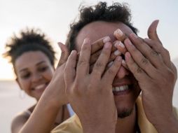 La investigación ha demostrado que tendemos a ver a nuestro compañero de manera más positiva de lo que realmente es. GETTY IMAGES