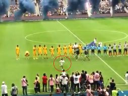 Mientras los jugadores se formaban en el centro del campo, los fuegos pirotécnicos que utilizaron en el Estadio BBVA ocasionaron hicieron que una niña se asustara, por lo que salió corriendo de la escena. TWITTER / @dlptlv