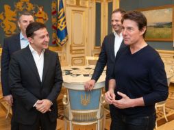 El presidente ucraniano, Zelenskiy, aludió a su trayectoria de comediante de cine y TV al recibir a Cruise en la sede de la presidencia el lunes por la noche. AP / Ukrainian Presidential Press Office