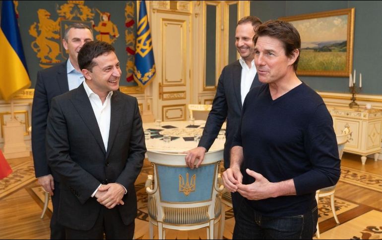 El presidente ucraniano, Zelenskiy, aludió a su trayectoria de comediante de cine y TV al recibir a Cruise en la sede de la presidencia el lunes por la noche. AP / Ukrainian Presidential Press Office