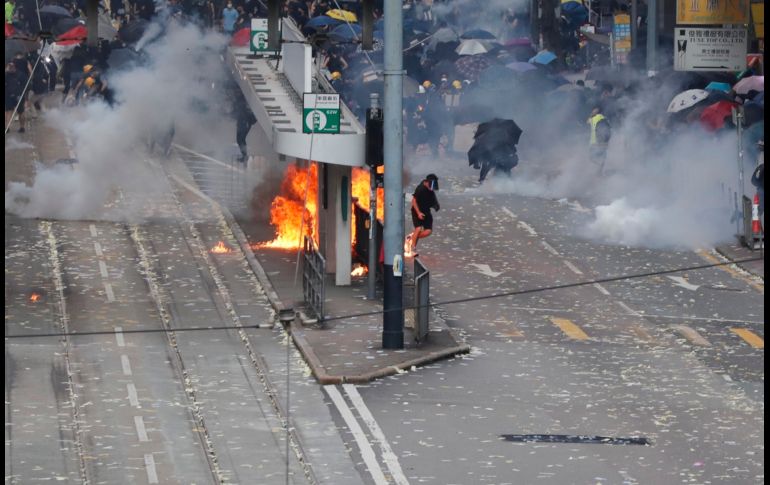 El pie de un manifestante fue alcanzado por llamas durante los enfrentamientos. AP/G. Amarasinghe
