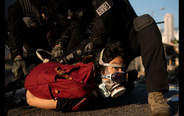 Policías arrestan a un manifestante en Hong Kong. AP/F. Dana