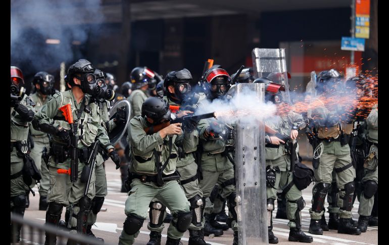 Antimotines disparan gas lacrimógeno. AP/V. Thian