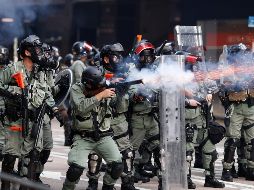 Antimotines disparan gas lacrimógeno. AP/V. Thian