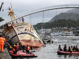 El accidente se registró esta mañana a la entrada al puerto de Nanfang'ao, cuando de manera sorpresiva el puente en arco colapsó y aplastó al menos cinco embarcaciones. EFE / R. B. Tongo