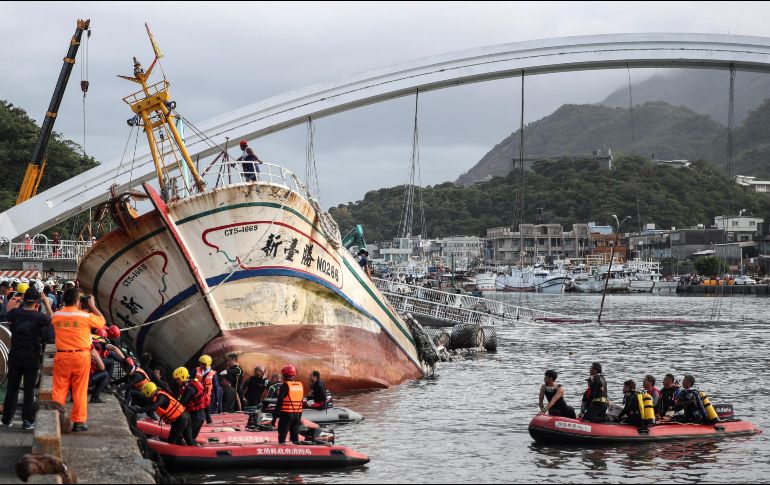 El accidente se registró esta mañana a la entrada al puerto de Nanfang'ao, cuando de manera sorpresiva el puente en arco colapsó y aplastó al menos cinco embarcaciones. EFE / R. B. Tongo