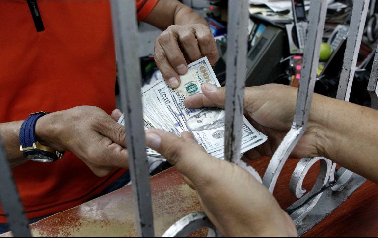 Las expectativas sobre el nivel del tipo de cambio del peso frente al dólar estadounidense para el cierre de 2019 disminuyeron de 19.84 pesos a 19.75 pesos. EL INFORMADOR/ ARCHIVO