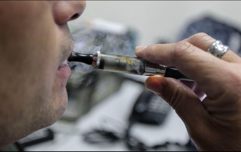 Los cigarrillos electrónicos y dispositivos de vapeo funcionan calentando un líquido para producir un aerosol que los usuarios inhalan y que pueden contener sustancias potencialmente dañinas para la salud. EL INFORMADOR / ARCHIVO
