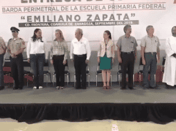 En la ceremonia participaron autoridades municipales y educativas que al percatarse de la confusión solo se miraron entre sí. YOUTUBE /  imagen aerial mva