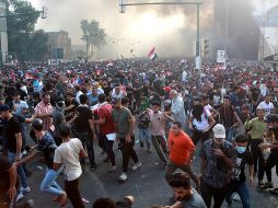 La policía disparó en varias ocasiones para dispersar a la multitud; tambien arrojó gases lacrimógenos. EFE/A. Jalil