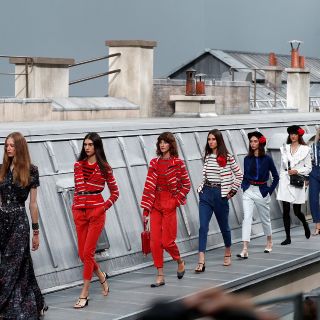 Gigi Hadid baja a comediante que sube a la pasarela de Chanel