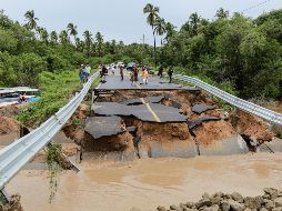 Personal de Protección Civil acordona el destruido puente que llevaba a la comunidad de Barra Vieja, en el estado de Guerrero, el cual también resultó severamente afectado por 