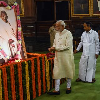 India rinde homenajes multitudinarios a Mahatma Gandhi