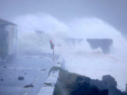 Altas olas golpean una vía frente al mar en Horta. AP/J. Henriques